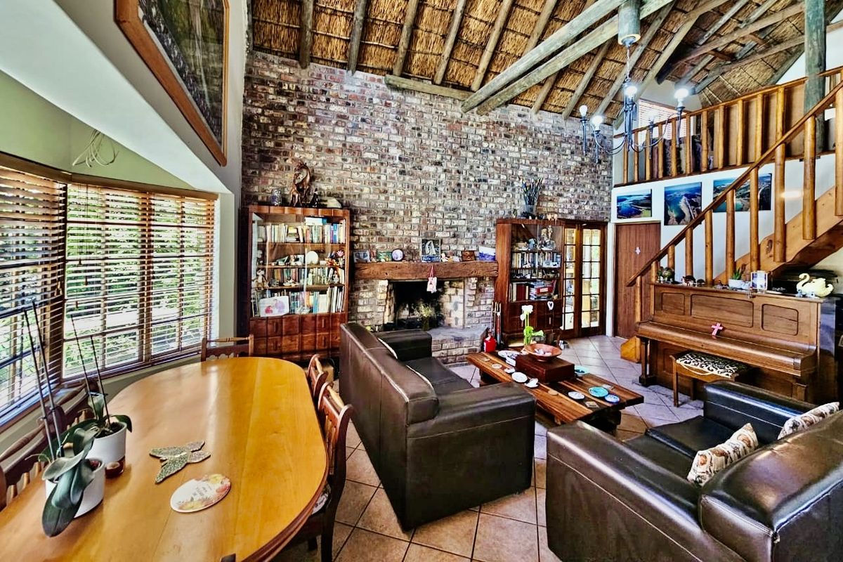 CHARMING FACEBRICK THATCH HOME IN HEATHER PARK - COMFORTABLE LIVING LVING WITH OFF-THE-GRID APPEAL - Photo 5