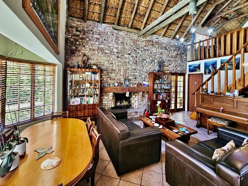 CHARMING FACEBRICK THATCH HOME IN HEATHER PARK - COMFORTABLE LIVING LVING WITH OFF-THE-GRID APPEAL - Photo 5