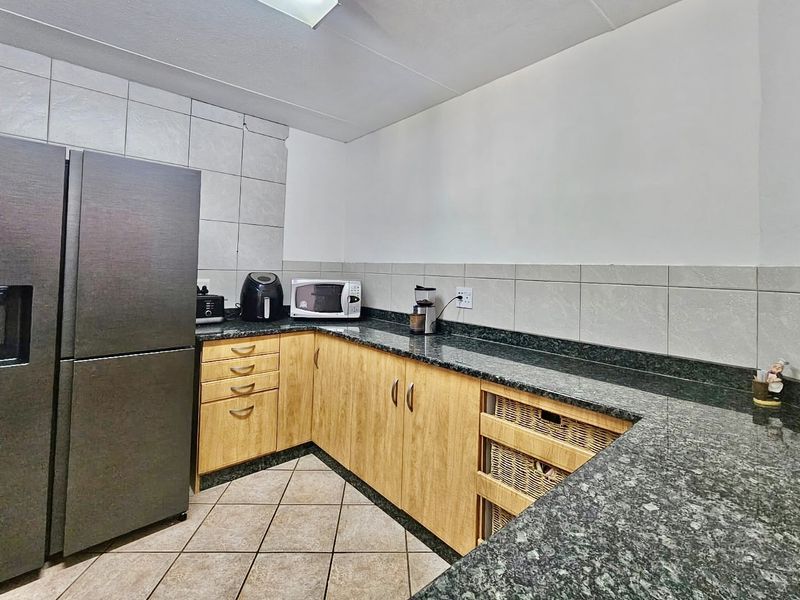 CHARMING FACEBRICK THATCH HOME IN HEATHER PARK - COMFORTABLE LIVING LVING WITH OFF-THE-GRID APPEAL - Photo 9