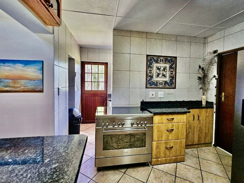 CHARMING FACEBRICK THATCH HOME IN HEATHER PARK - COMFORTABLE LIVING LVING WITH OFF-THE-GRID APPEAL - Photo 7