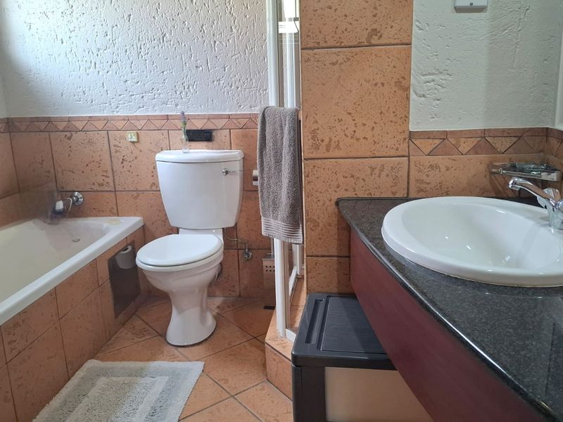 Elegant  4 Bedroom 3 bathroom Double-Storey Home with scenic pond and garden views - Photo 10