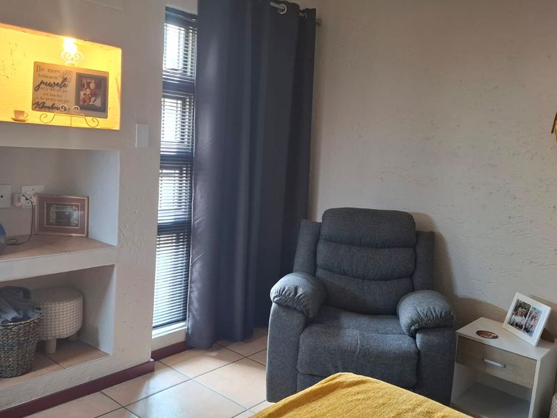 Elegant  4 Bedroom 3 bathroom Double-Storey Home with scenic pond and garden views - Photo 9