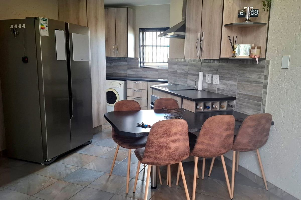 Elegant  4 Bedroom 3 bathroom Double-Storey Home with scenic pond and garden views - Photo 5