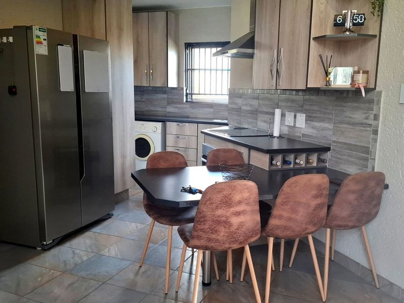 Elegant  4 Bedroom 3 bathroom Double-Storey Home with scenic pond and garden views - Photo 5