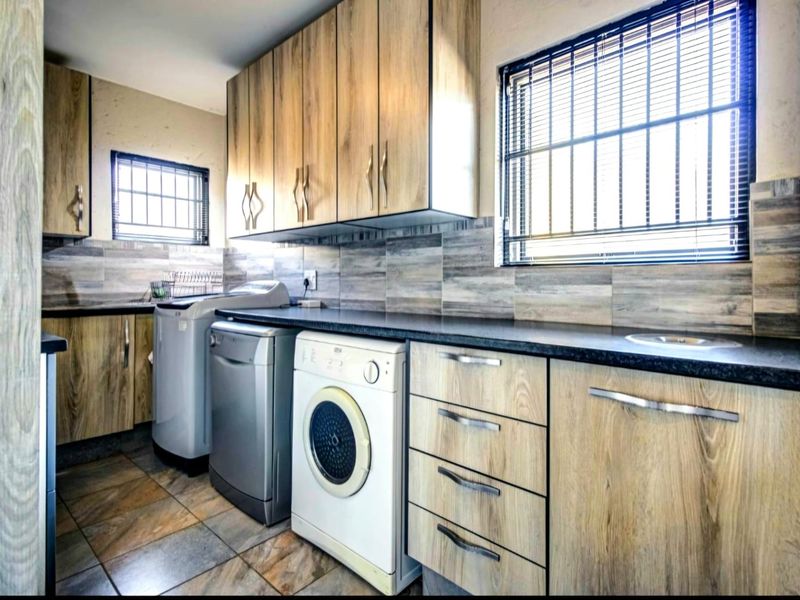 Elegant  4 Bedroom 3 bathroom Double-Storey Home with scenic pond and garden views - Photo 6