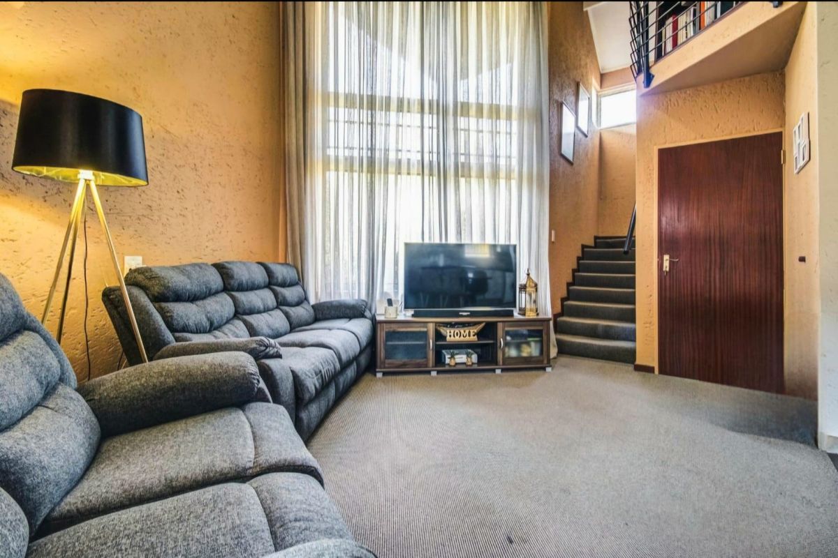 Elegant  4 Bedroom 3 bathroom Double-Storey Home with scenic pond and garden views - Photo 2