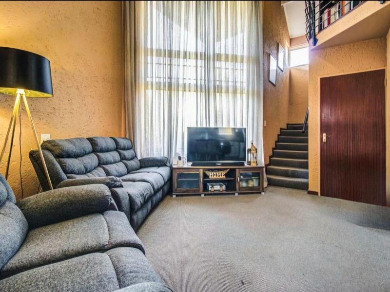 Elegant  4 Bedroom 3 bathroom Double-Storey Home with scenic pond and garden views - Photo 2