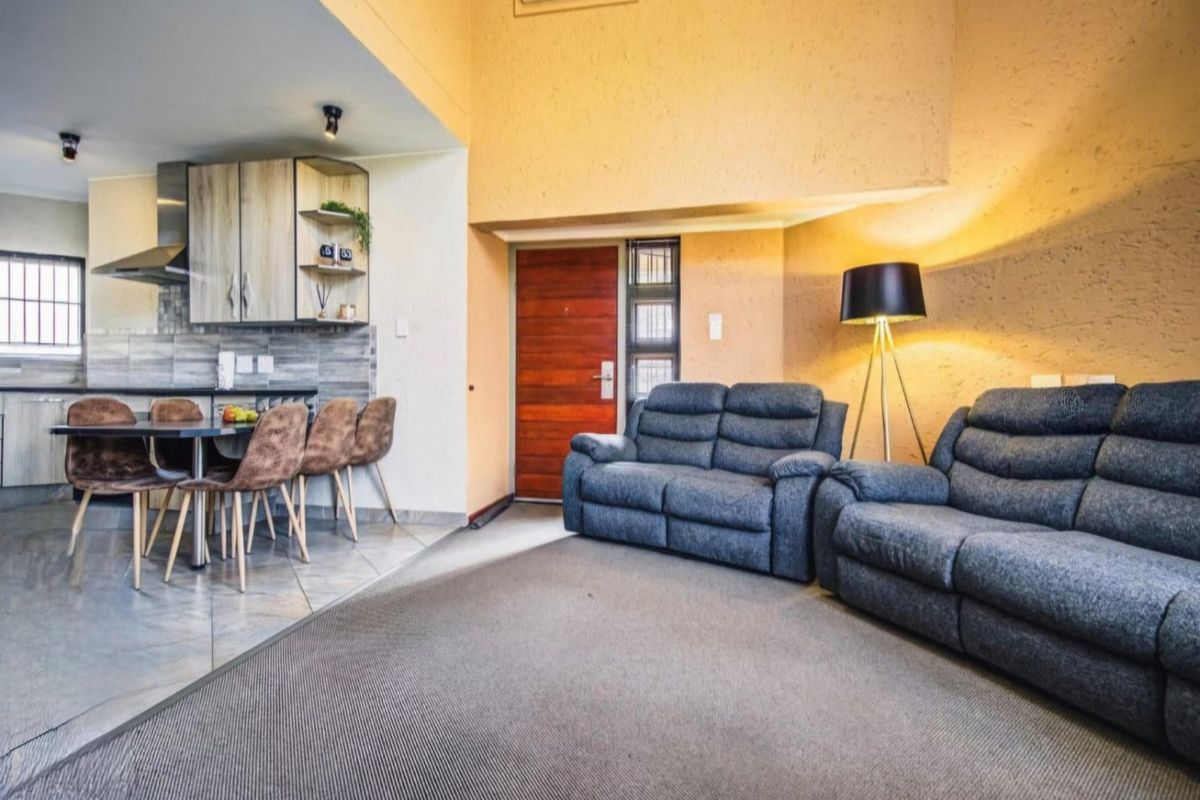 Elegant  4 Bedroom 3 bathroom Double-Storey Home with scenic pond and garden views - Photo 3