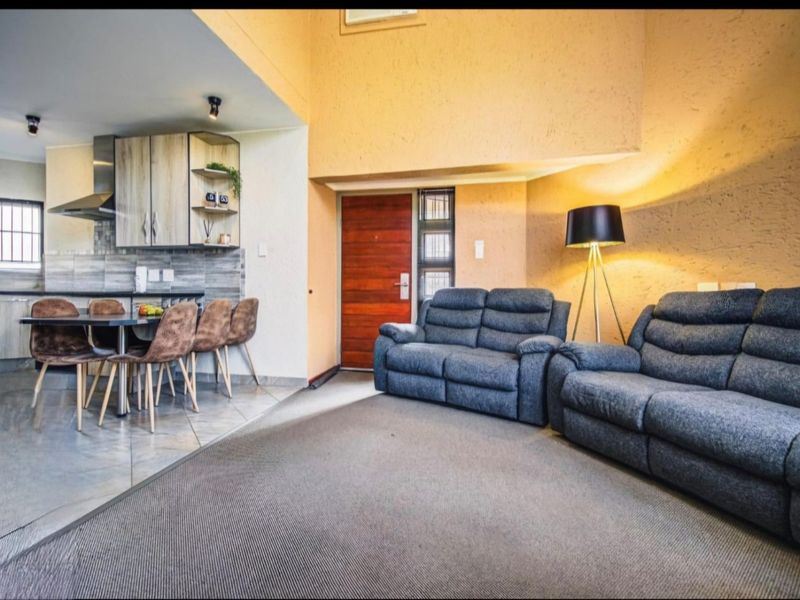 Elegant  4 Bedroom 3 bathroom Double-Storey Home with scenic pond and garden views - Photo 3