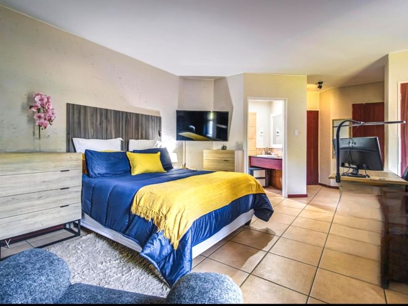 Elegant  4 Bedroom 3 bathroom Double-Storey Home with scenic pond and garden views - Photo 8