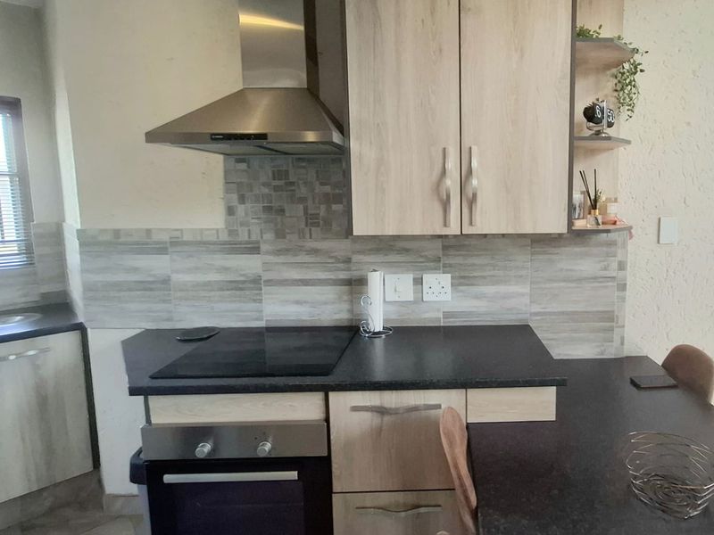 Elegant  4 Bedroom 3 bathroom Double-Storey Home with scenic pond and garden views - Photo 7