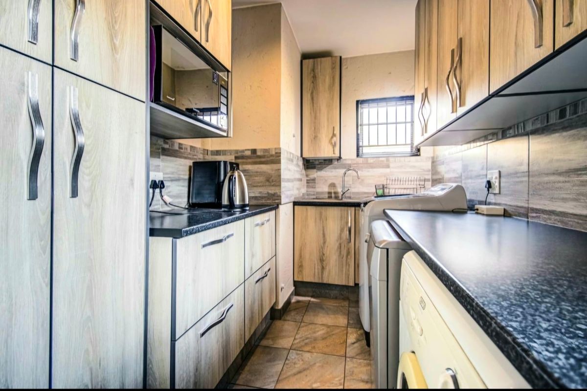 Elegant  4 Bedroom 3 bathroom Double-Storey Home with scenic pond and garden views - Photo 4