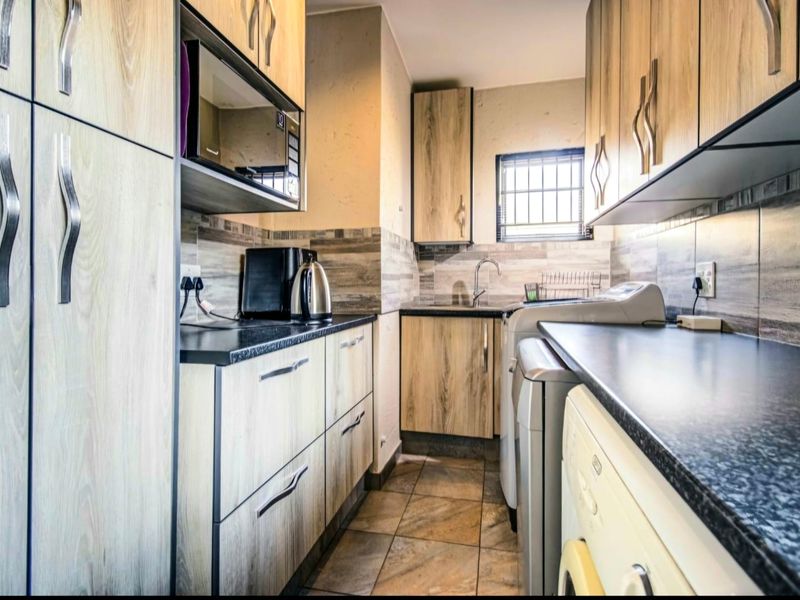 Elegant  4 Bedroom 3 bathroom Double-Storey Home with scenic pond and garden views - Photo 4