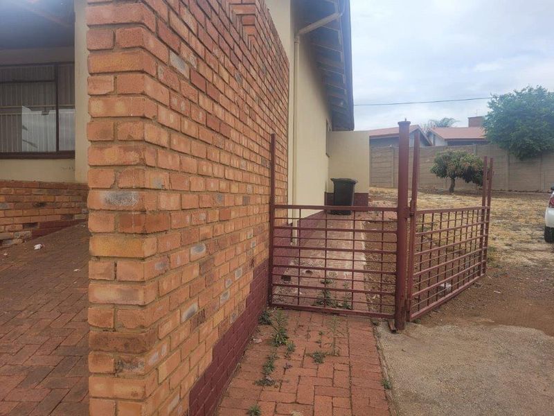 3 Bed House in Pretoria West for Sale - Photo 6