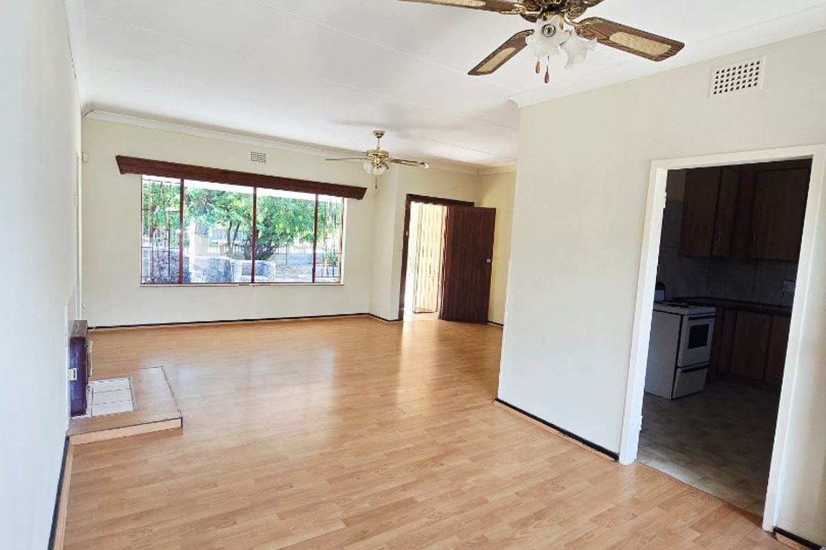 4 Bed House in La Hoff for Sale - Photo 4