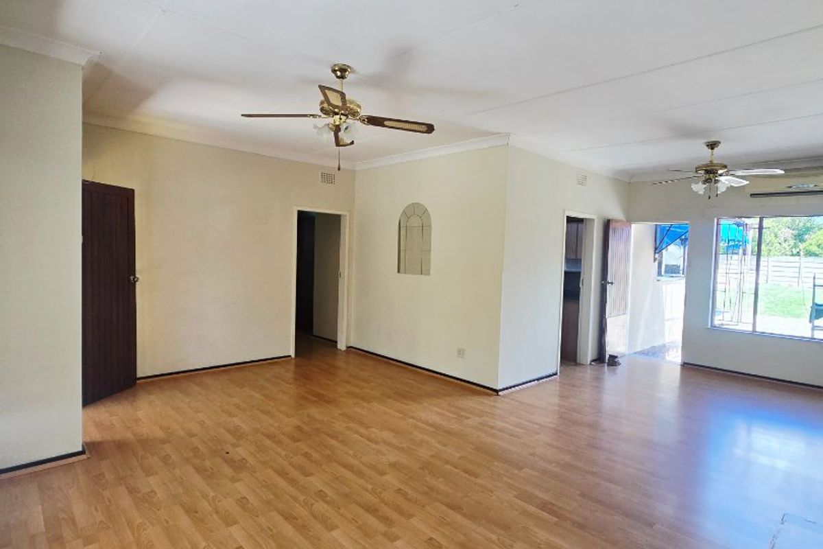4 Bed House in La Hoff for Sale - Photo 5