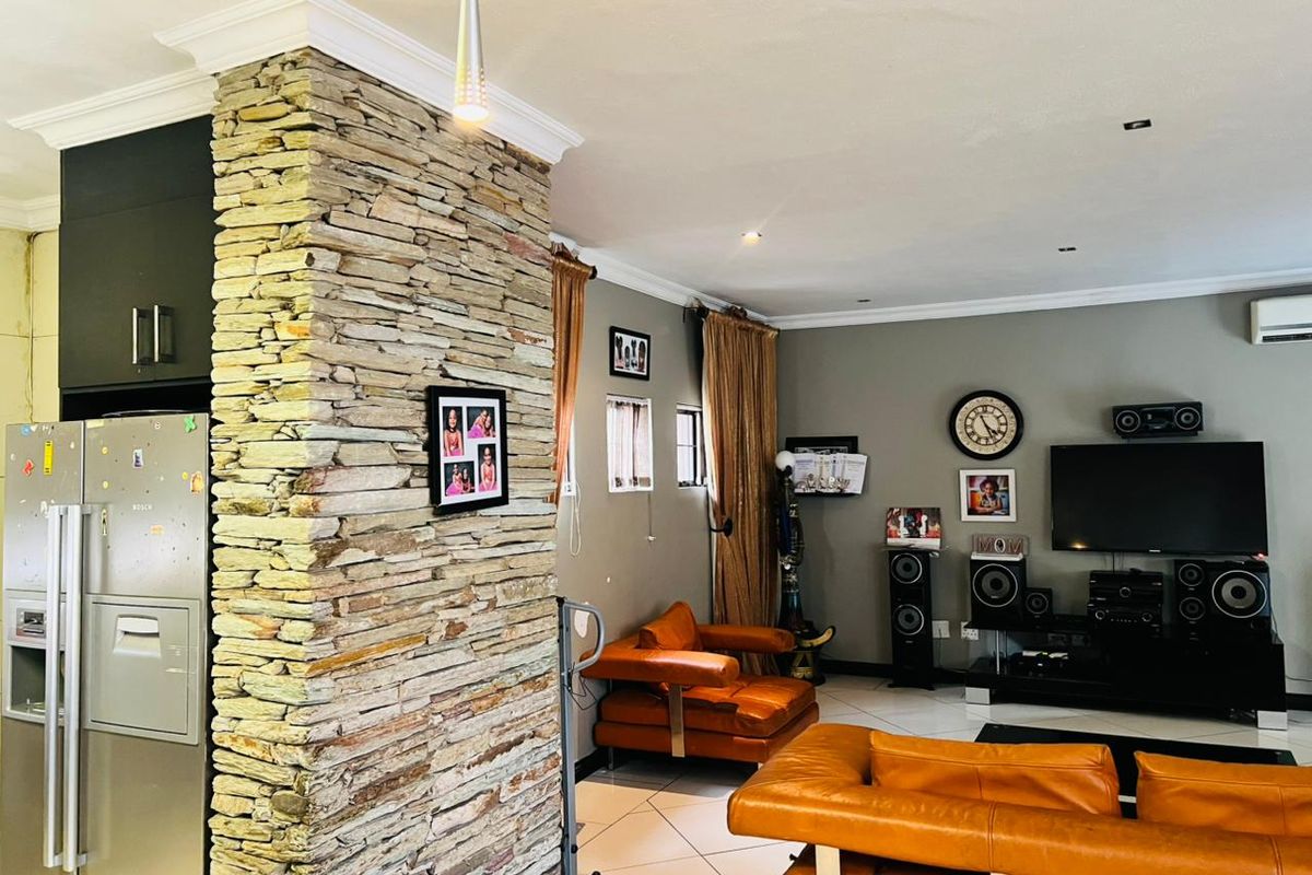 3 Bed House in Greenstone Hill for Sale - Photo 3