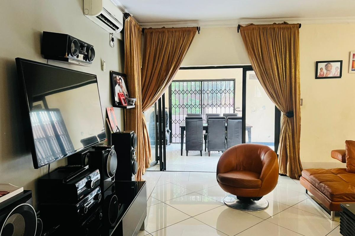 3 Bed House in Greenstone Hill for Sale - Photo 3
