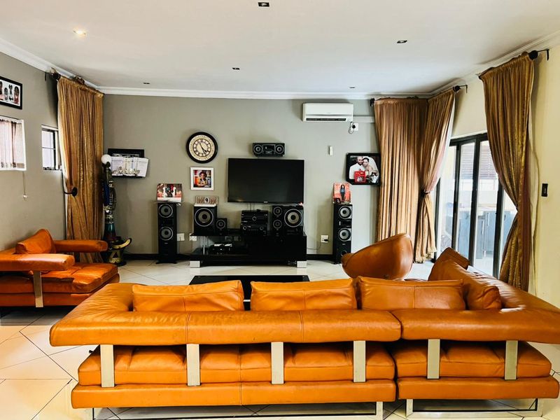 3 Bed House in Greenstone Hill for Sale - Photo 2