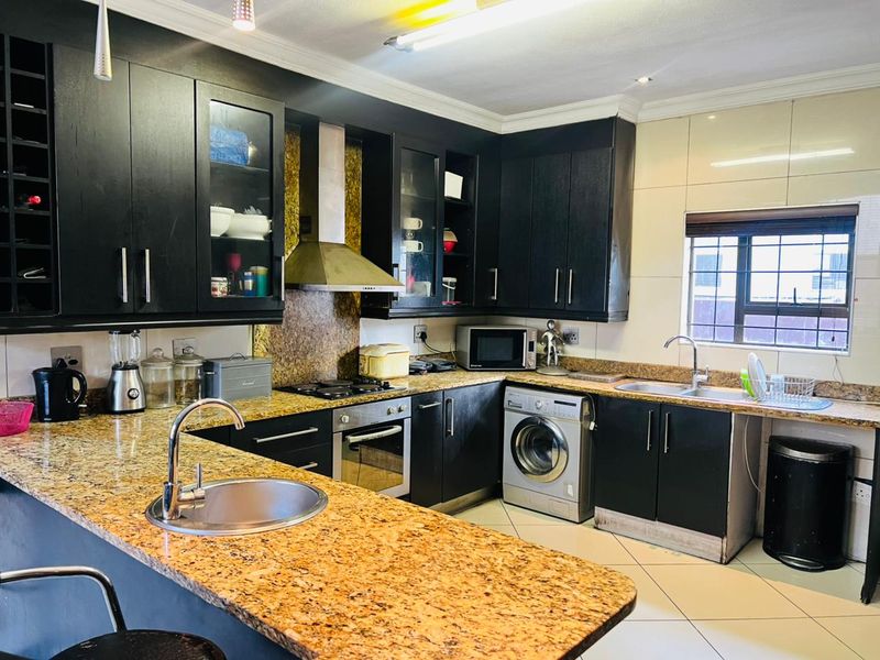 3 Bed House in Greenstone Hill for Sale - Photo 8