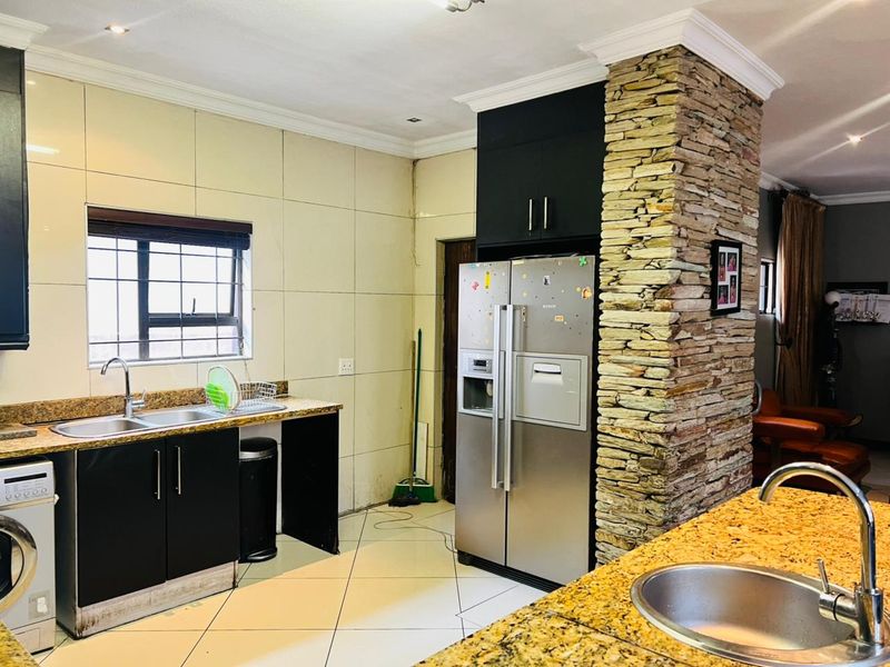 3 Bed House in Greenstone Hill for Sale - Photo 9