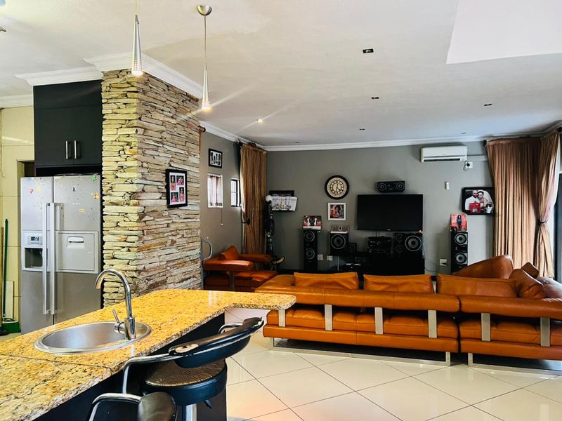 3 Bed House in Greenstone Hill for Sale - Photo 1
