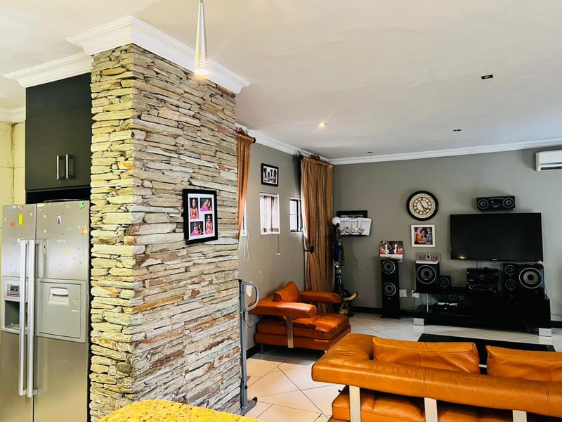 3 Bed House in Greenstone Hill for Sale - Photo 4