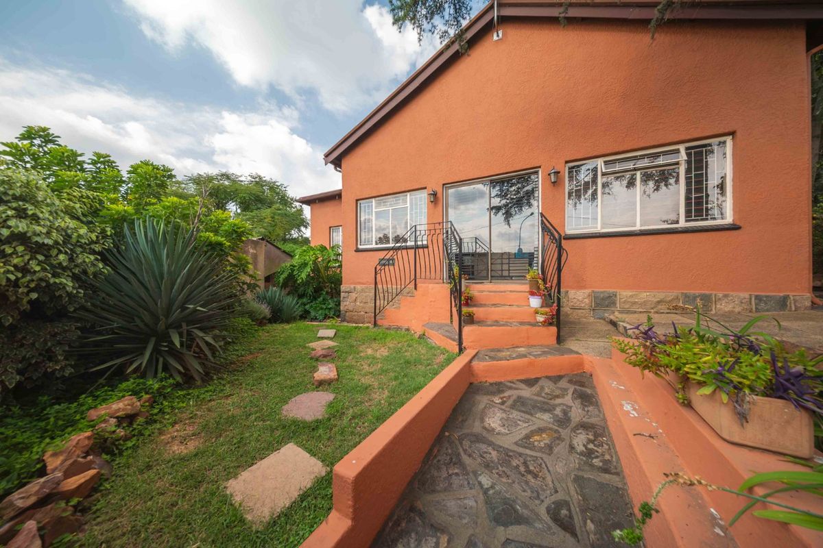 Timeless Kensington residence with income generating one bedroom cottage. - Photo 3