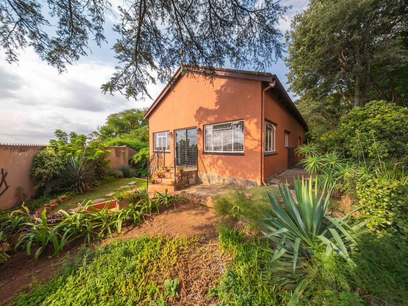 Timeless Kensington residence with income generating one bedroom cottage. - Photo 2