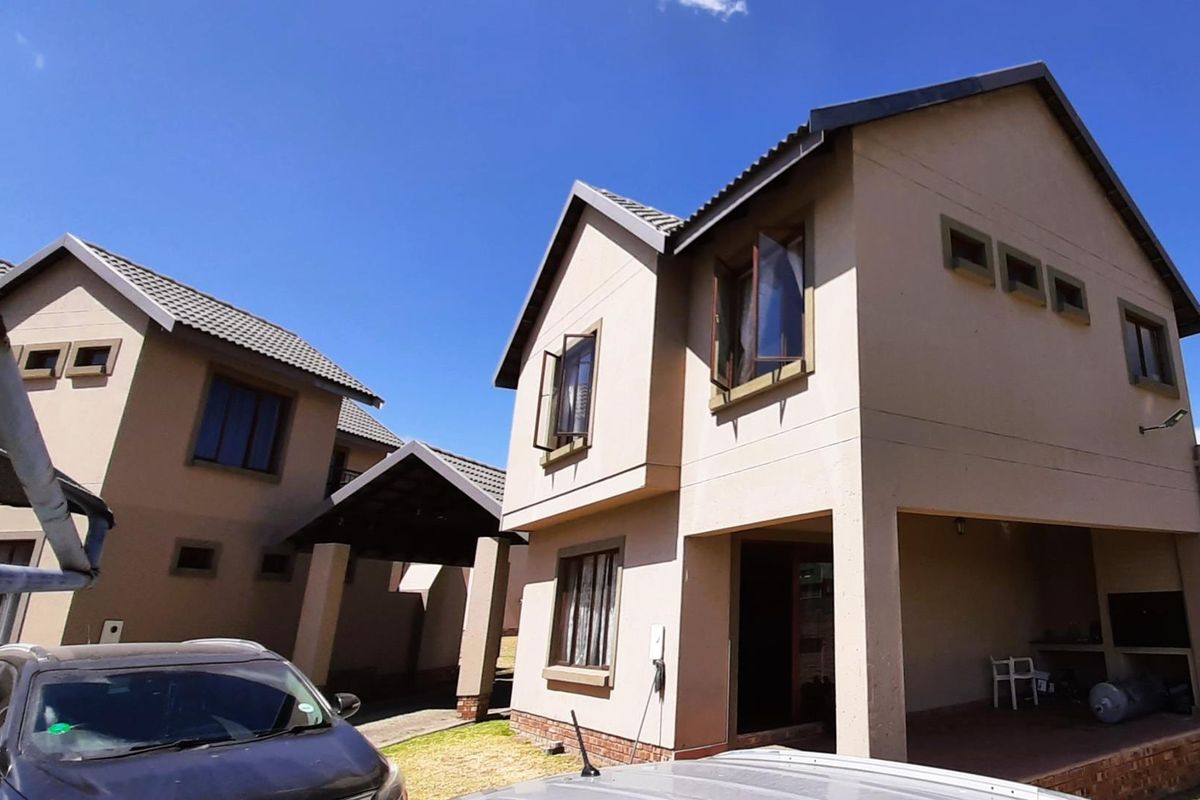 Stunning Double Story Town House in Secunda - Photo 2