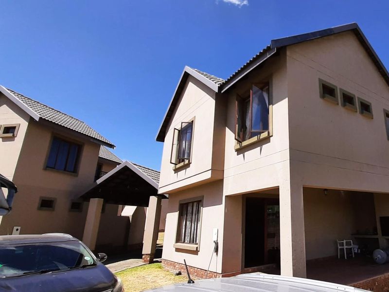 Stunning Double Story Town House in Secunda - Photo 2