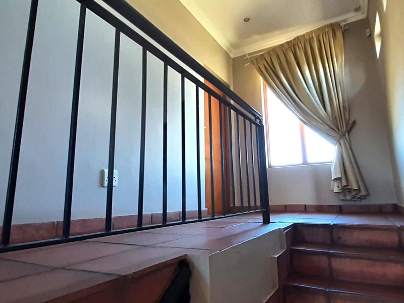 Stunning Double Story Town House in Secunda - Photo 9