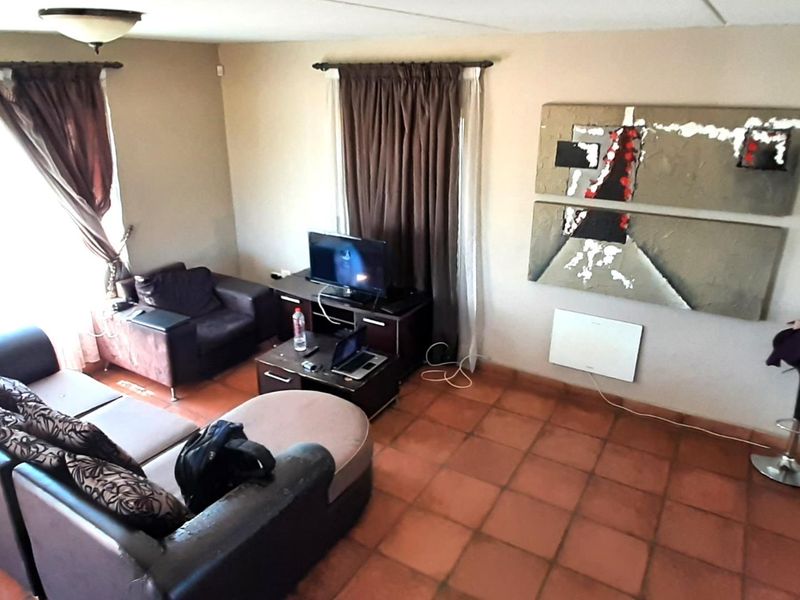Stunning Double Story Town House in Secunda - Photo 3