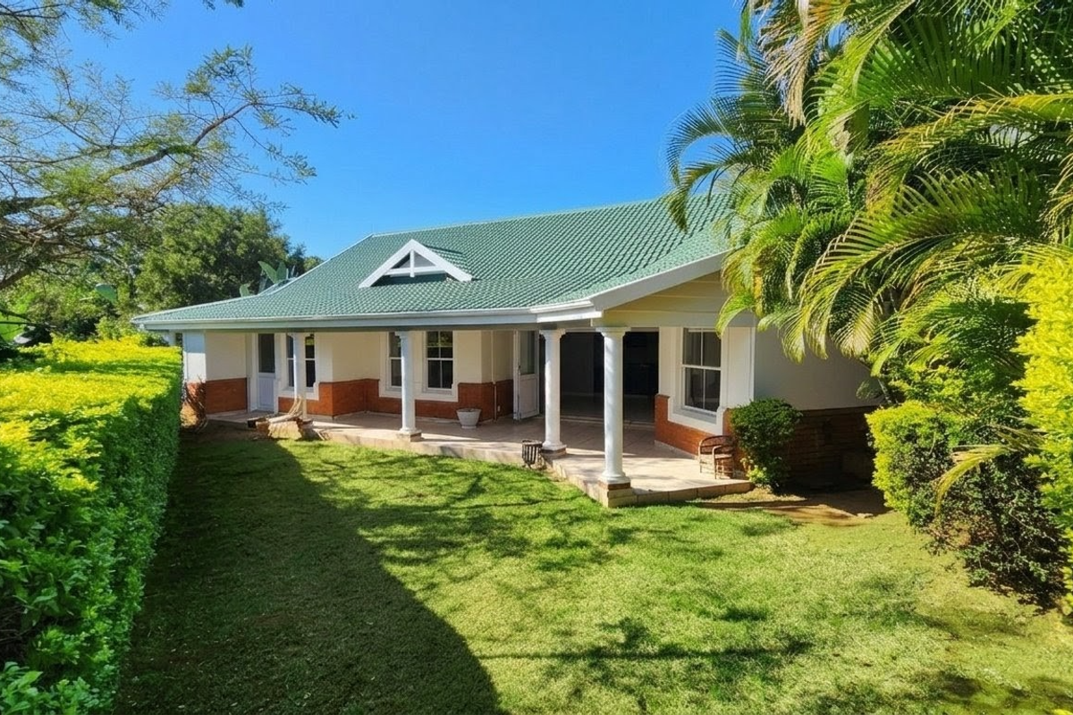 Mount Edgecombe Estate 2-  Freestanding townhouse with a private garden and loft apartment in this highly-desirable golf and lifestyle estate - excellent location with easy access to Gate 6 - Ideal for the Investment Buyer with a long term tenant in place - Photo 2