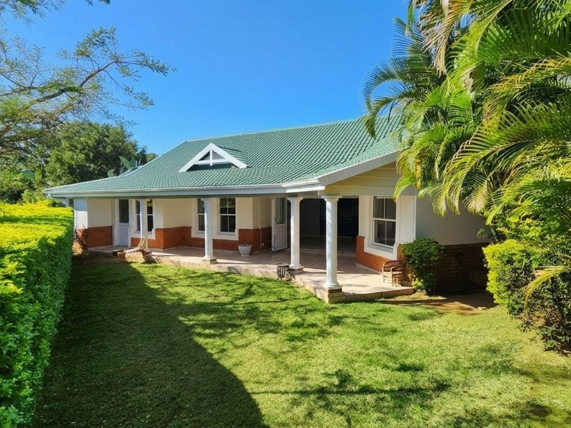 Mount Edgecombe Estate 2-  Freestanding townhouse with a private garden and loft apartment in this highly-desirable golf and lifestyle estate - excellent location with easy access to Gate 6 - Ideal for the Investment Buyer with a long term tenant in place - Photo 2