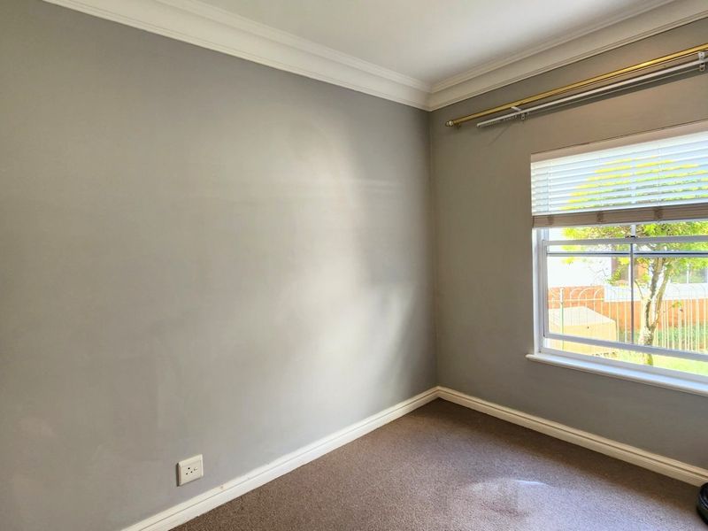 Mount Edgecombe Estate 2-  Freestanding townhouse with a private garden and loft apartment in this highly-desirable golf and lifestyle estate - excellent location with easy access to Gate 6 - Ideal for the Investment Buyer with a long term tenant in place - Photo 9