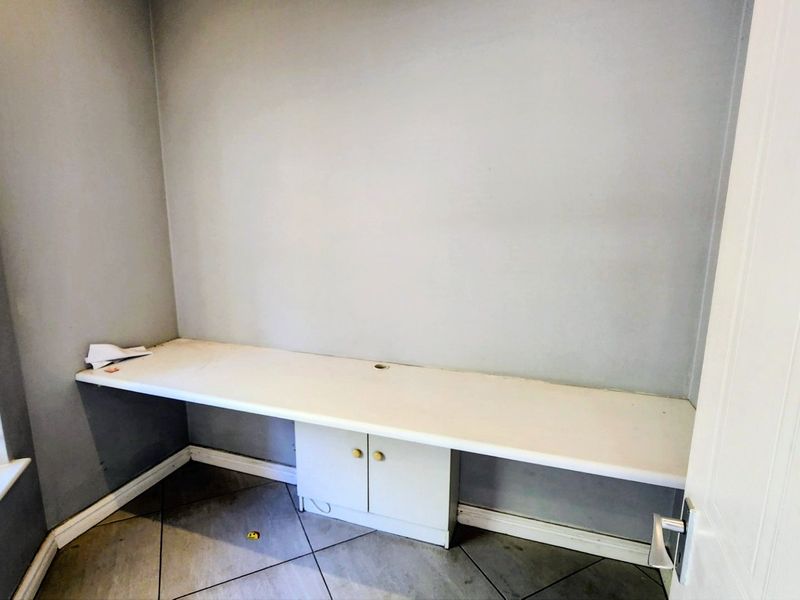 Mount Edgecombe Estate 2-  Freestanding townhouse with a private garden and loft apartment in this highly-desirable golf and lifestyle estate - excellent location with easy access to Gate 6 - Ideal for the Investment Buyer with a long term tenant in place - Photo 6