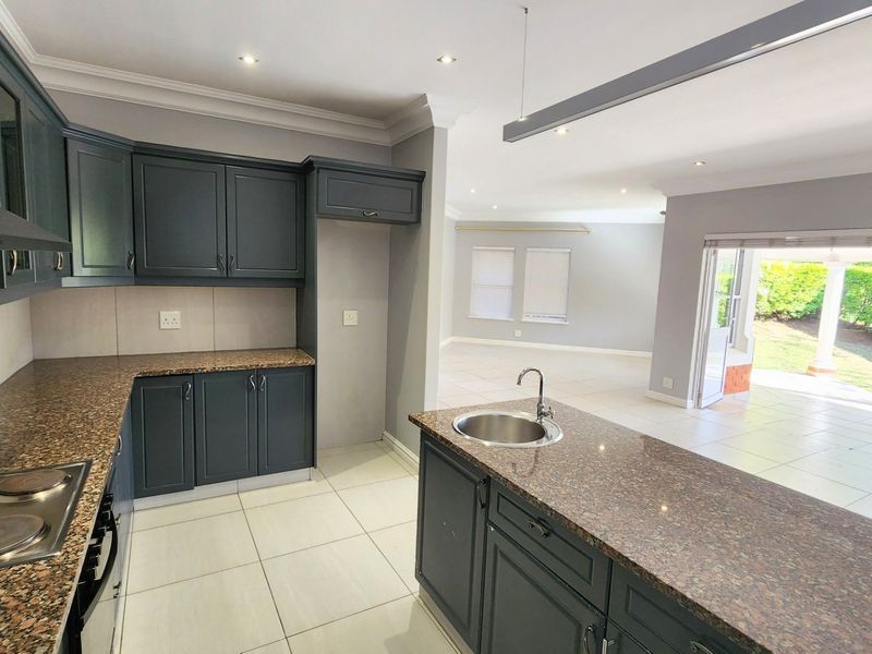 Mount Edgecombe Estate 2-  Freestanding townhouse with a private garden and loft apartment in this highly-desirable golf and lifestyle estate - excellent location with easy access to Gate 6 - Ideal for the Investment Buyer with a long term tenant in place - Photo 7