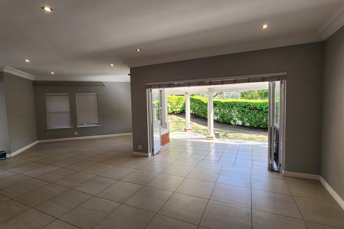 Mount Edgecombe Estate 2-  Freestanding townhouse with a private garden and loft apartment in this highly-desirable golf and lifestyle estate - excellent location with easy access to Gate 6 - Ideal for the Investment Buyer with a long term tenant in place - Photo 5