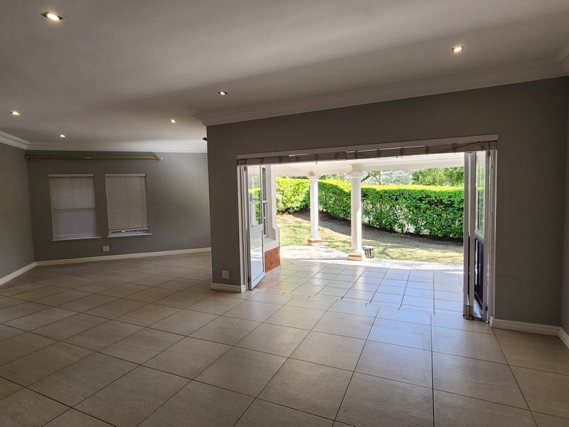 Mount Edgecombe Estate 2-  Freestanding townhouse with a private garden and loft apartment in this highly-desirable golf and lifestyle estate - excellent location with easy access to Gate 6 - Ideal for the Investment Buyer with a long term tenant in place - Photo 5