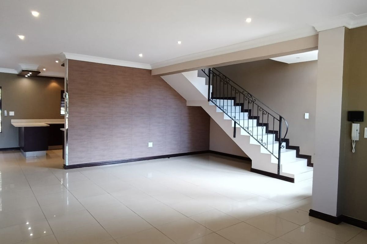 To Let in La Lucia, stunning 4 bedroom, pet friendly townhouse in coveted Gardens. - Photo 4