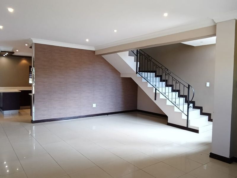 To Let in La Lucia, stunning 4 bedroom, pet friendly townhouse in coveted Gardens. - Photo 4