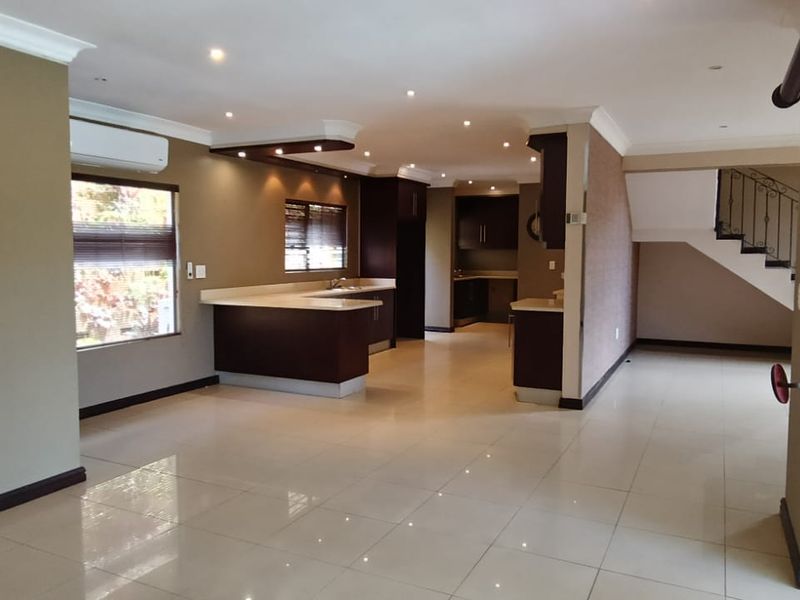 To Let in La Lucia, stunning 4 bedroom, pet friendly townhouse in coveted Gardens. - Photo 6