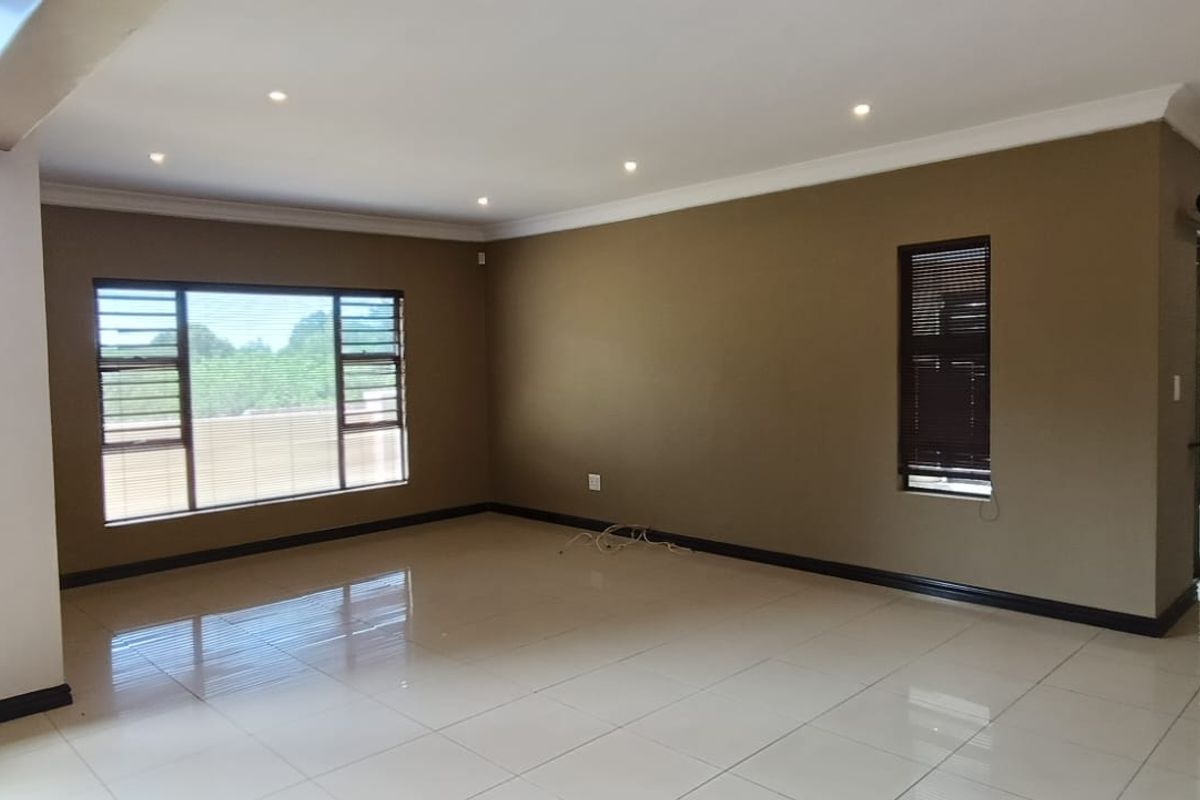 To Let in La Lucia, stunning 4 bedroom, pet friendly townhouse in coveted Gardens. - Photo 5