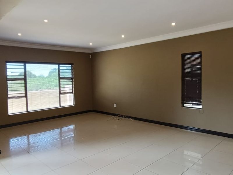 To Let in La Lucia, stunning 4 bedroom, pet friendly townhouse in coveted Gardens. - Photo 5