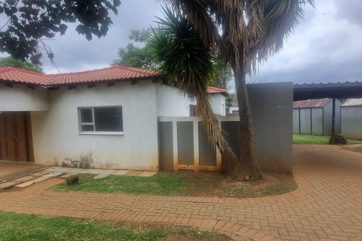 4 Bedroom House on Large Stand - Photo 5