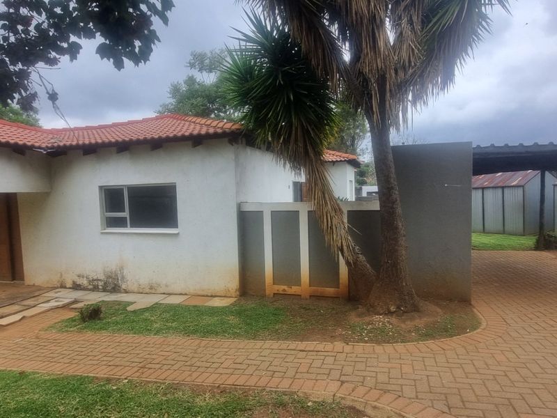 4 Bedroom House on Large Stand - Photo 5