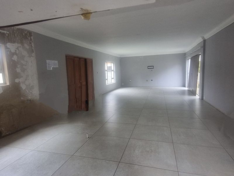 4 Bedroom House on Large Stand - Photo 10