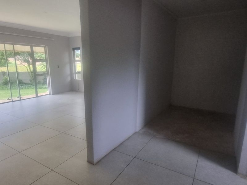 4 Bedroom House on Large Stand - Photo 8