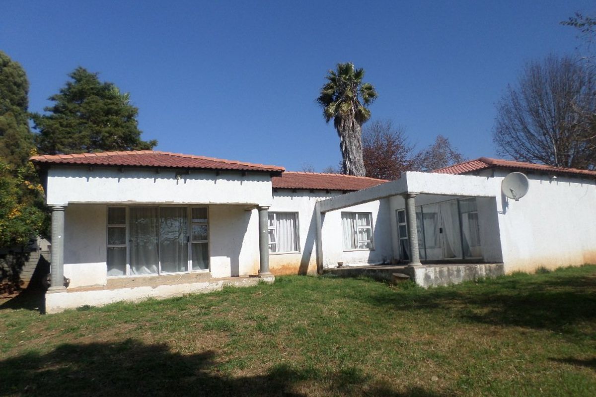 4 Bedroom House on Large Stand - Photo 2